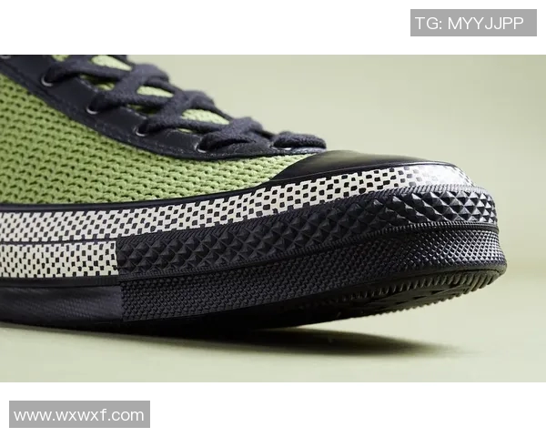 选择足球鞋时高帮与低帮的优缺点分析及适合人群推荐